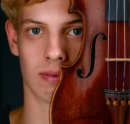Headshot of Ian Snyder with a violin